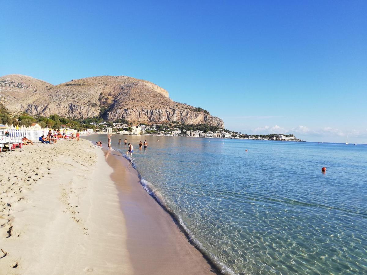 Charming Apartment In Mondello Palermo Eksteriør billede