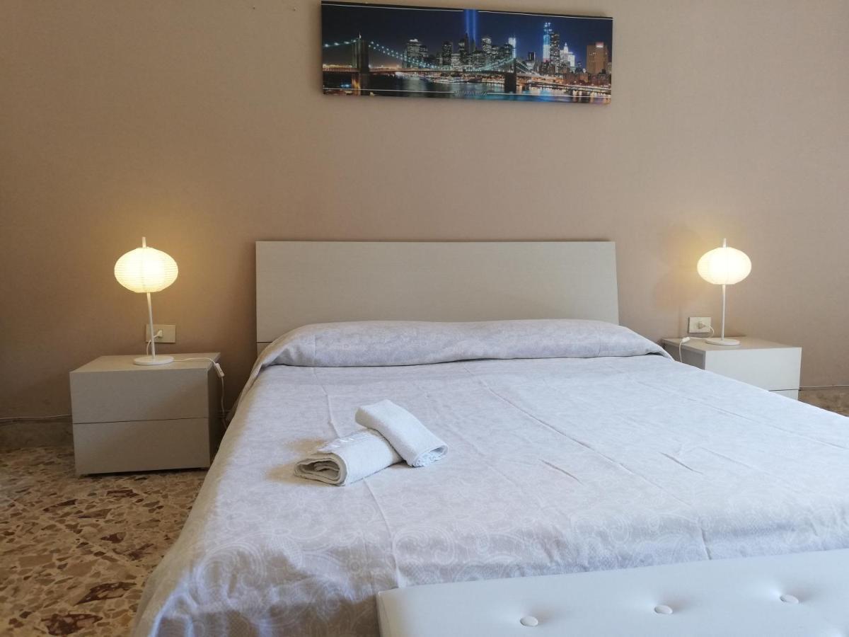 Charming Apartment In Mondello Palermo Eksteriør billede